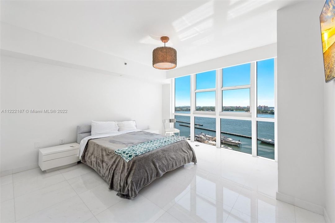 Recently Sold: $3,399,000 (2 beds, 2 baths, 2003 Square Feet)