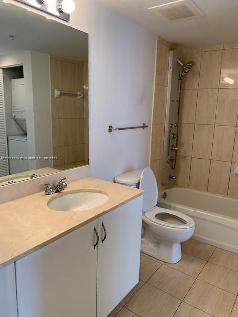 For Sale: $420,000 (1 beds, 1 baths, 821 Square Feet)