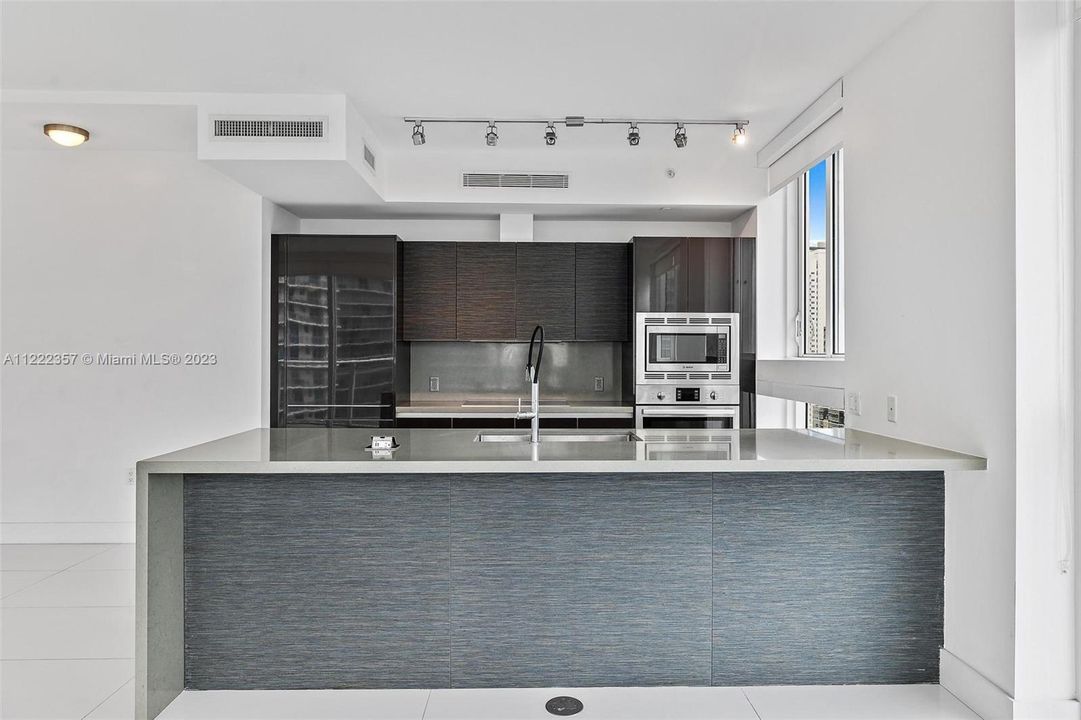 Recently Sold: $895,000 (2 beds, 2 baths, 1134 Square Feet)