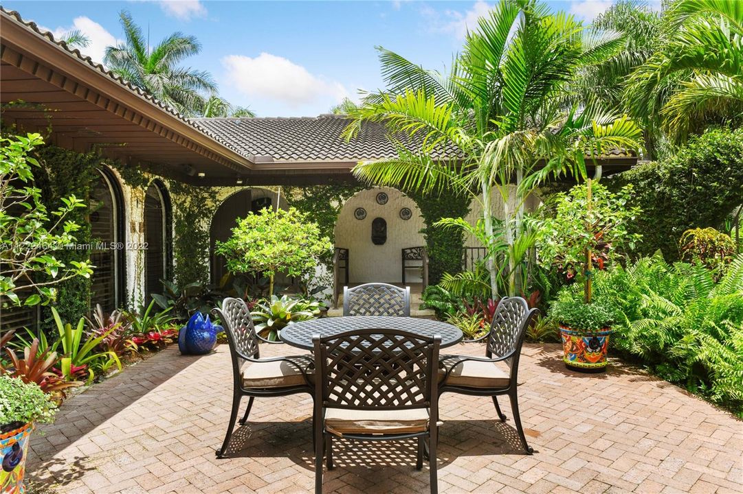 Recently Sold: $2,450,000 (4 beds, 2 baths, 3739 Square Feet)