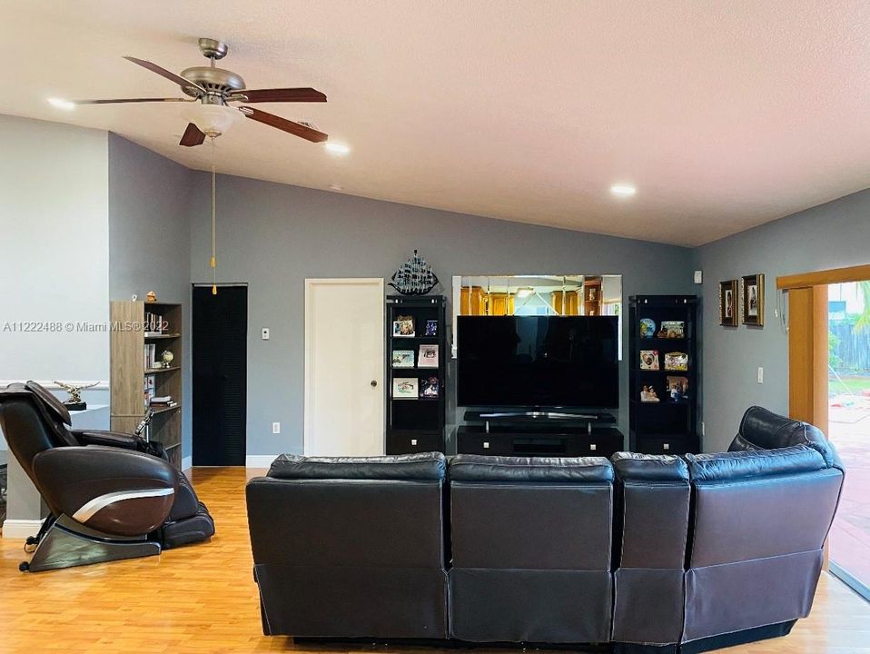 Recently Sold: $635,000 (4 beds, 3 baths, 3552 Square Feet)