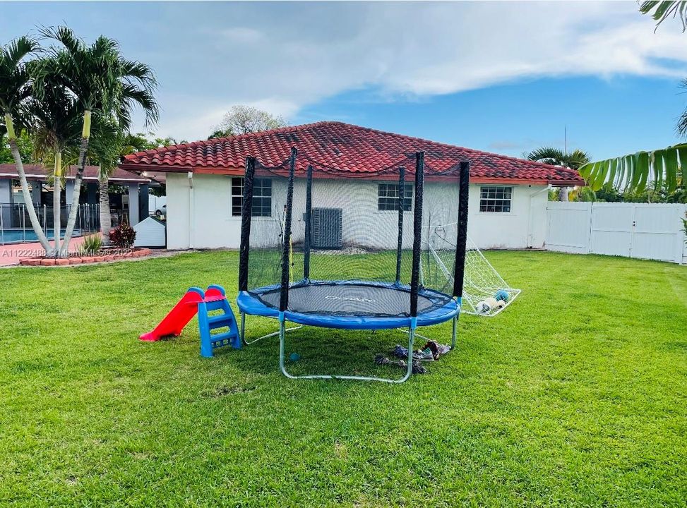 Recently Sold: $635,000 (4 beds, 3 baths, 3552 Square Feet)