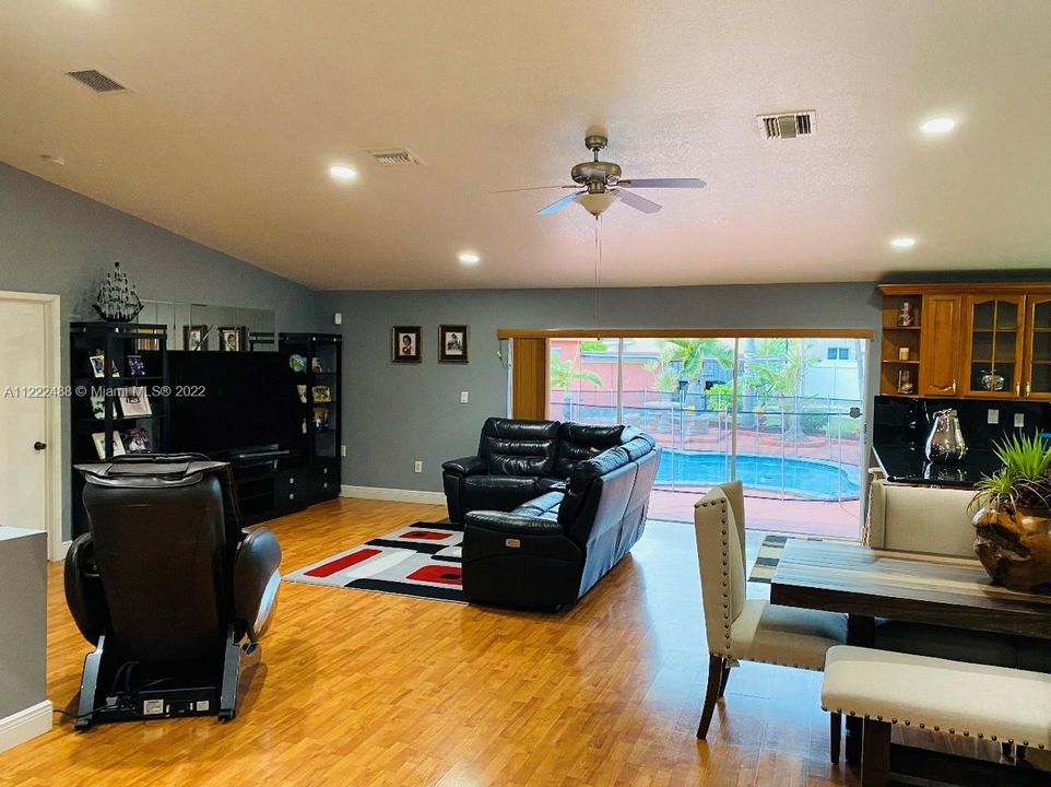 Recently Sold: $635,000 (4 beds, 3 baths, 3552 Square Feet)