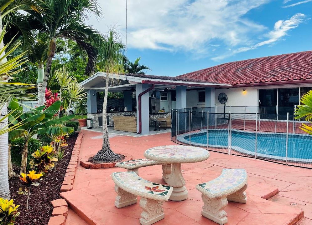 Recently Sold: $635,000 (4 beds, 3 baths, 3552 Square Feet)