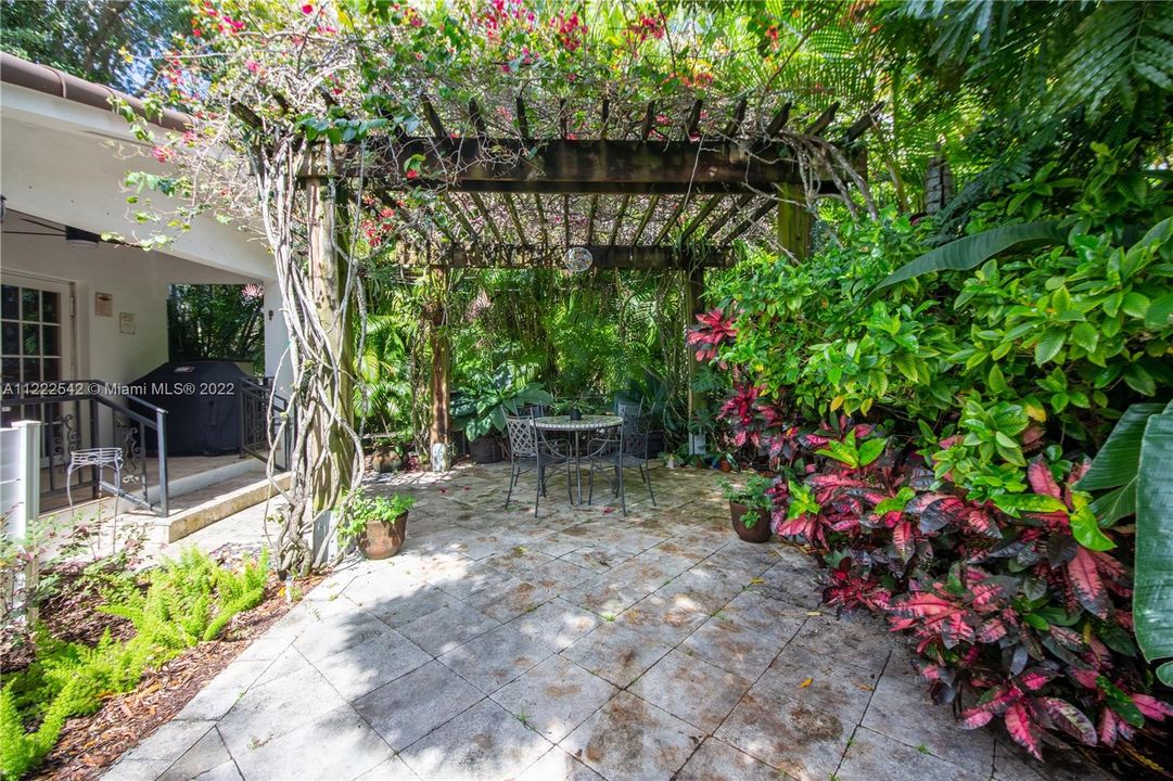 Recently Sold: $1,200,000 (3 beds, 2 baths, 1621 Square Feet)