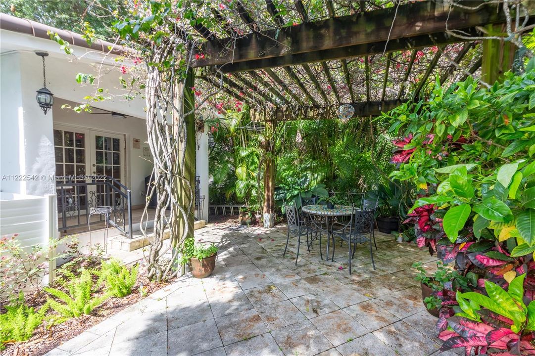 Recently Sold: $1,200,000 (3 beds, 2 baths, 1621 Square Feet)