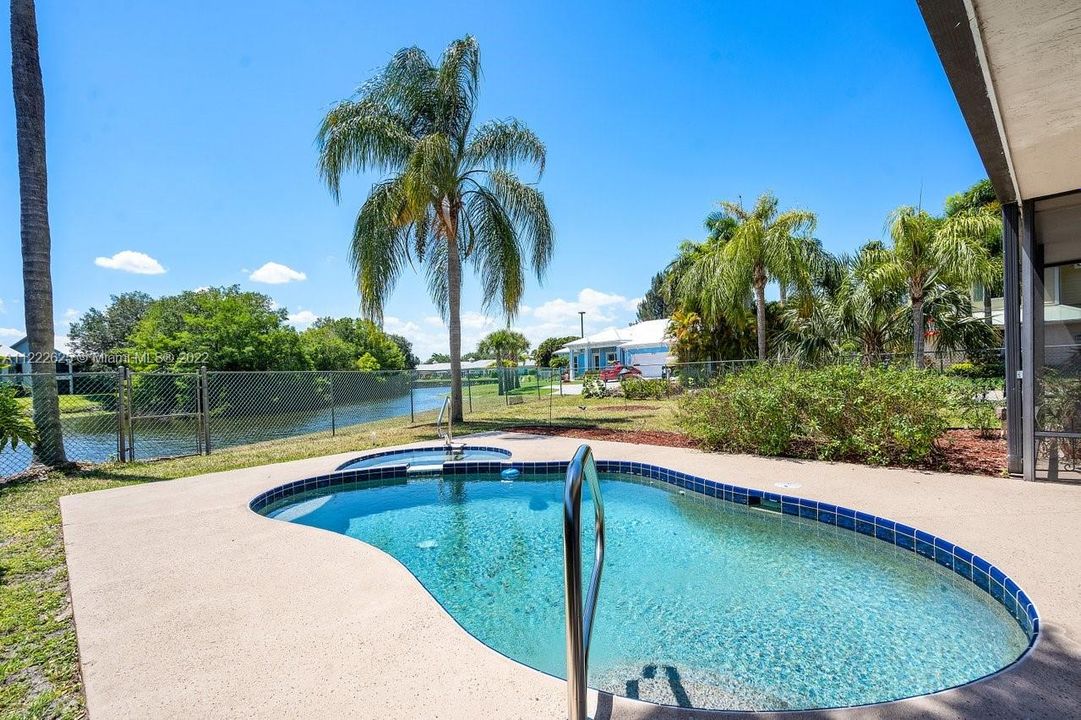 Sparkling pook with lagoon view!