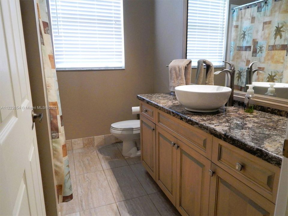 最近售出: $645,000 (3 贝兹, 2 浴室, 2060 平方英尺)