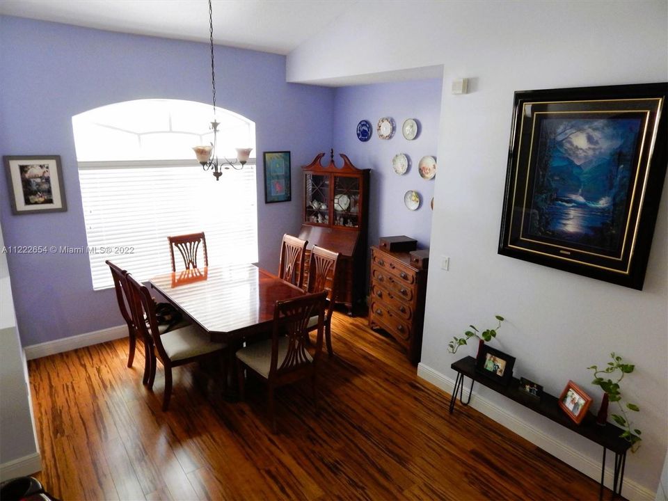 最近售出: $645,000 (3 贝兹, 2 浴室, 2060 平方英尺)