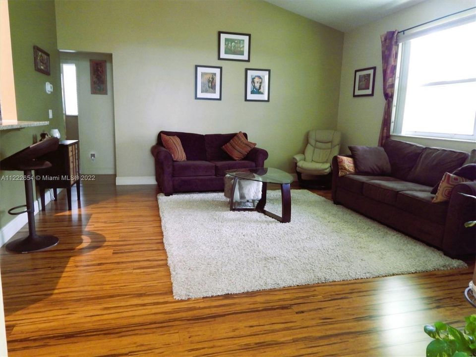 最近售出: $645,000 (3 贝兹, 2 浴室, 2060 平方英尺)