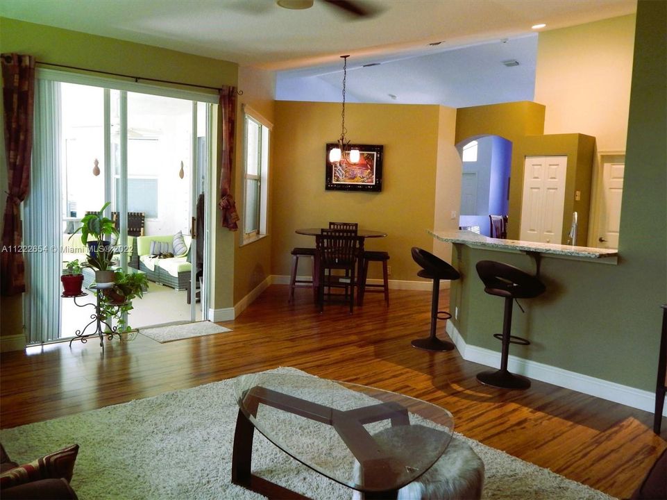 最近售出: $645,000 (3 贝兹, 2 浴室, 2060 平方英尺)