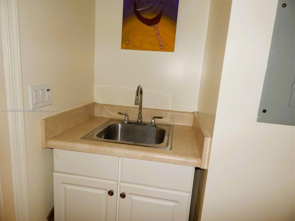 最近售出: $645,000 (3 贝兹, 2 浴室, 2060 平方英尺)