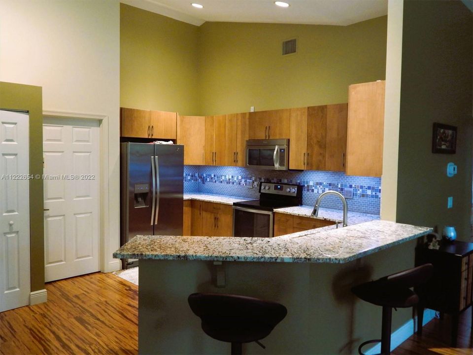 最近售出: $645,000 (3 贝兹, 2 浴室, 2060 平方英尺)