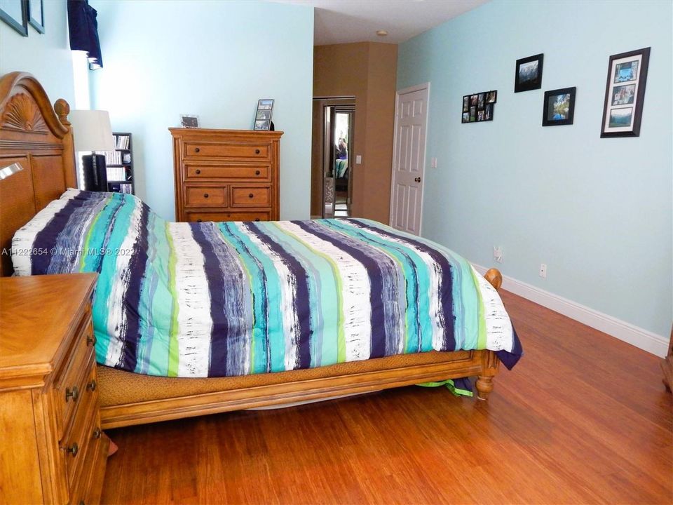 最近售出: $645,000 (3 贝兹, 2 浴室, 2060 平方英尺)