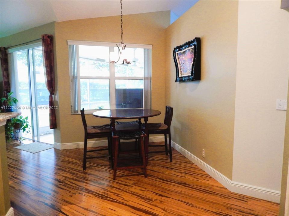 最近售出: $645,000 (3 贝兹, 2 浴室, 2060 平方英尺)