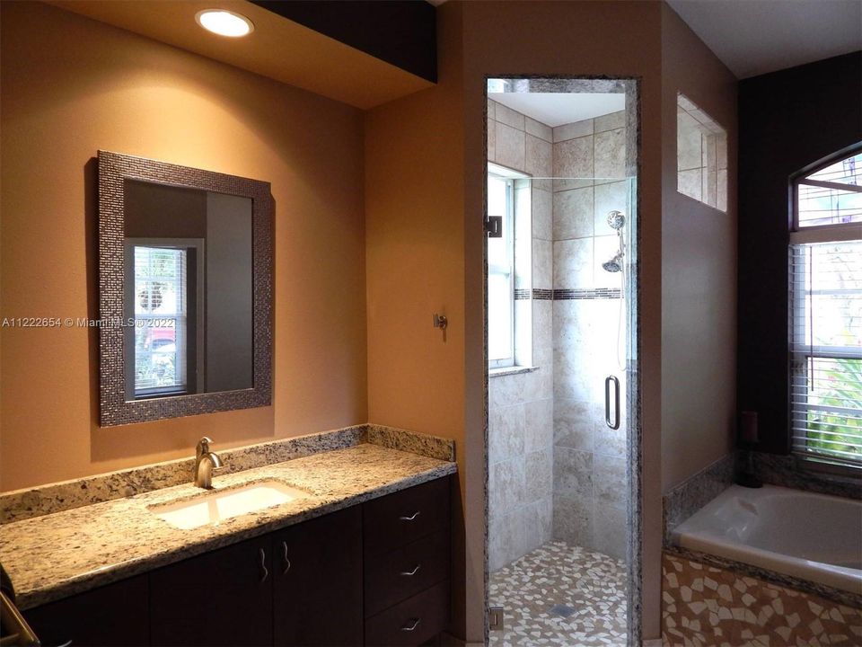 最近售出: $645,000 (3 贝兹, 2 浴室, 2060 平方英尺)