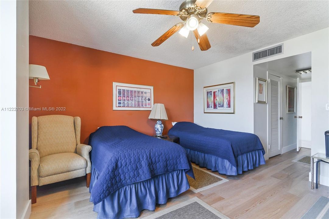 Recently Sold: $800,000 (2 beds, 2 baths, 1740 Square Feet)