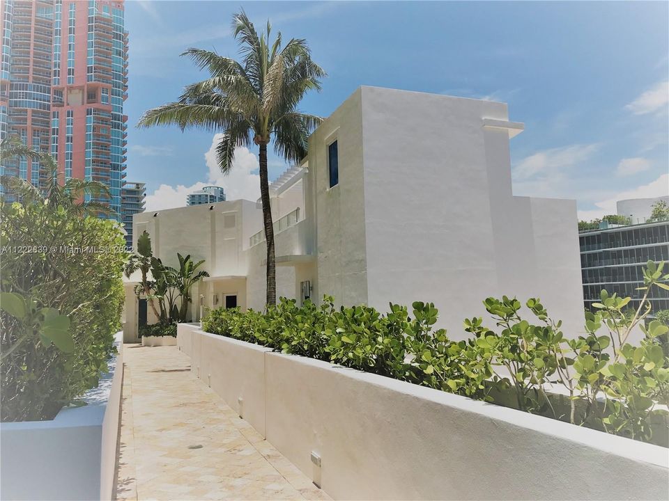 Recently Sold: $1,300,000 (0 beds, 1 baths, 695 Square Feet)