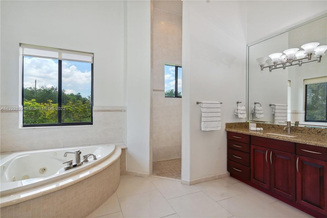 最近售出: $1,985,000 (4 贝兹, 4 浴室, 3575 平方英尺)