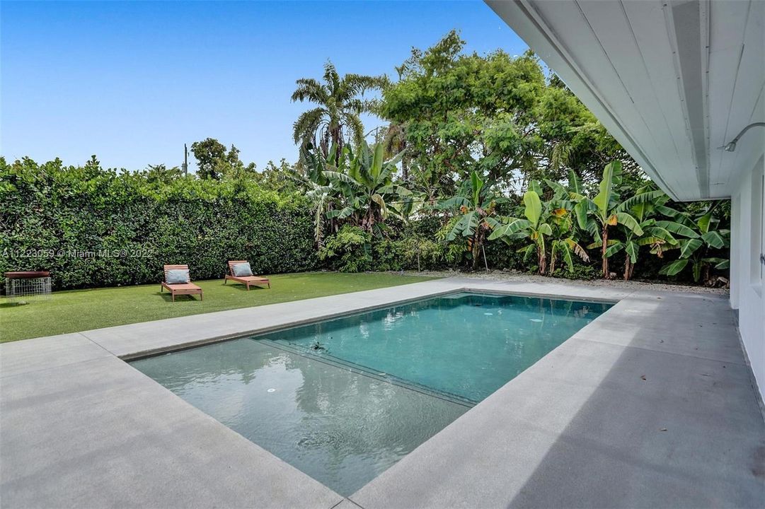 Recently Sold: $1,800,000 (4 beds, 3 baths, 2462 Square Feet)