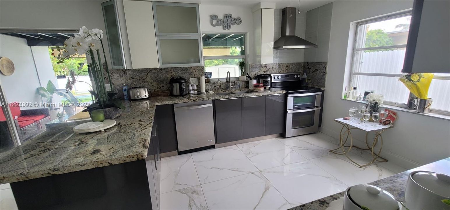 Recently Sold: $550,000 (3 beds, 2 baths, 1471 Square Feet)