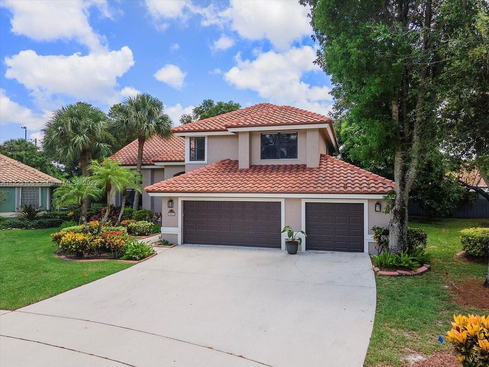 Recently Sold: $850,000 (4 beds, 3 baths, 2456 Square Feet)