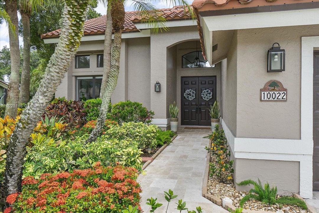 Recently Sold: $850,000 (4 beds, 3 baths, 2456 Square Feet)