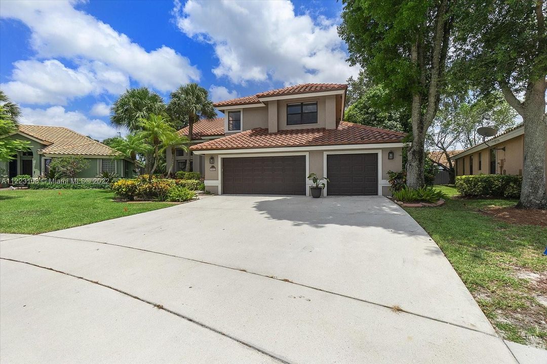 Recently Sold: $850,000 (4 beds, 3 baths, 2456 Square Feet)