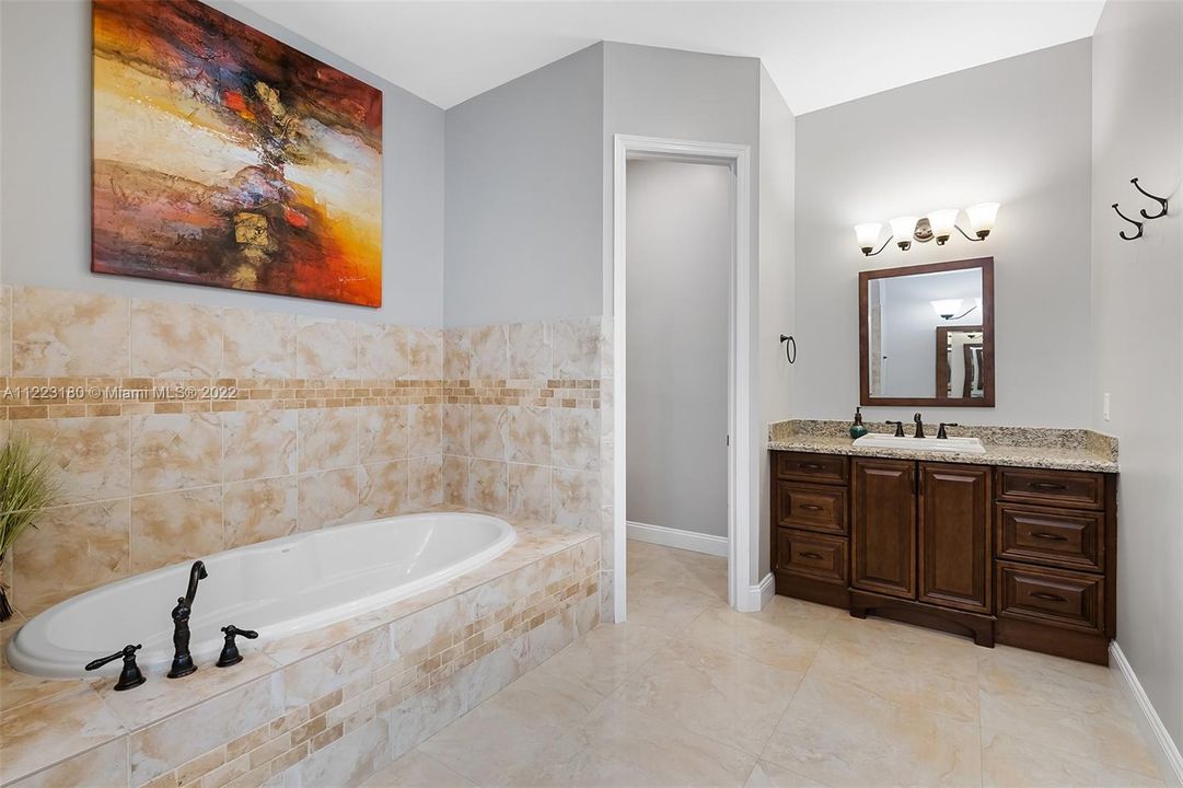 Recently Sold: $725,000 (4 beds, 3 baths, 2445 Square Feet)