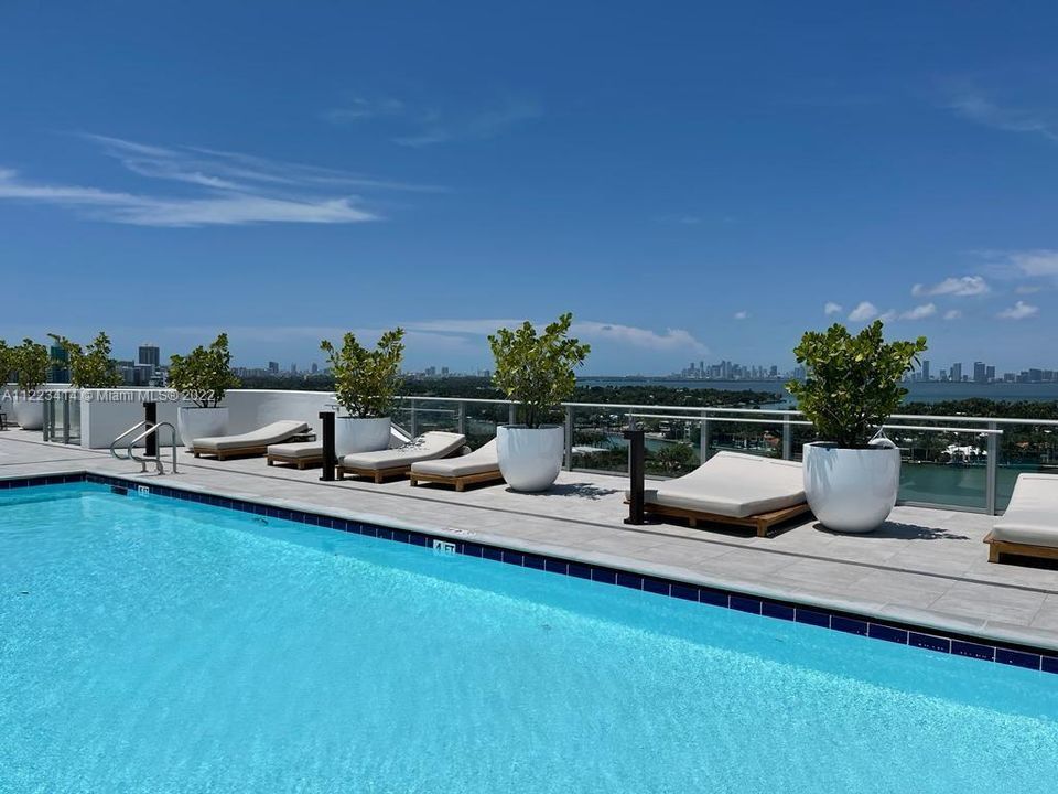 Recently Sold: $2,550,000 (2 beds, 2 baths, 1386 Square Feet)