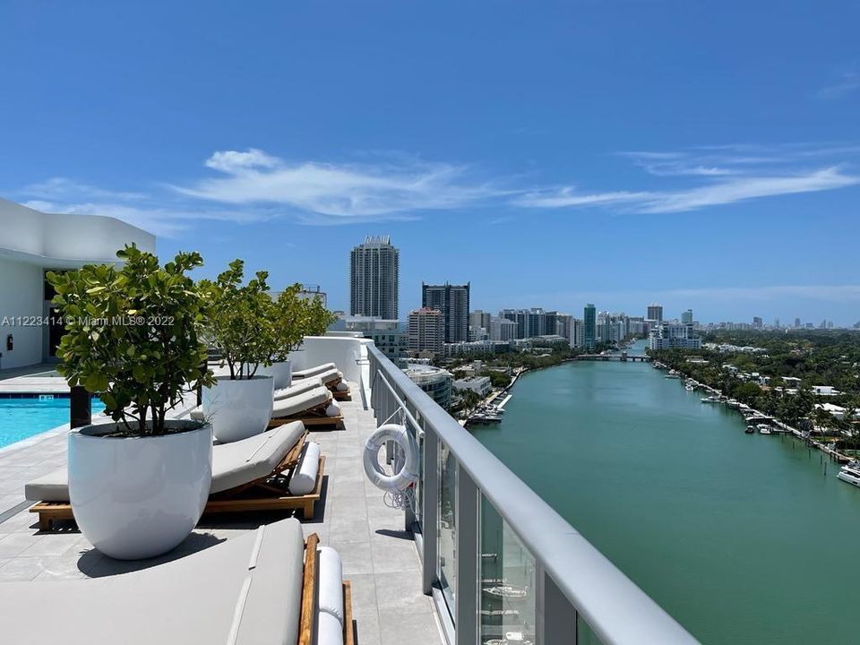 Recently Sold: $2,550,000 (2 beds, 2 baths, 1386 Square Feet)