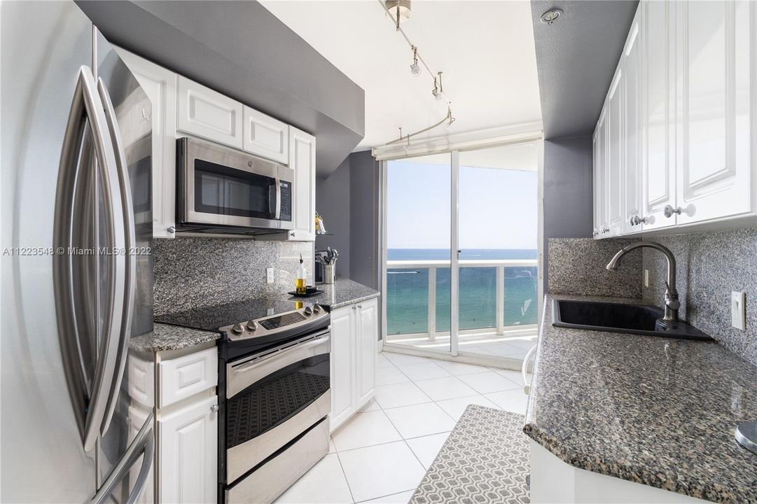 Recently Sold: $1,400,000 (2 beds, 2 baths, 1400 Square Feet)