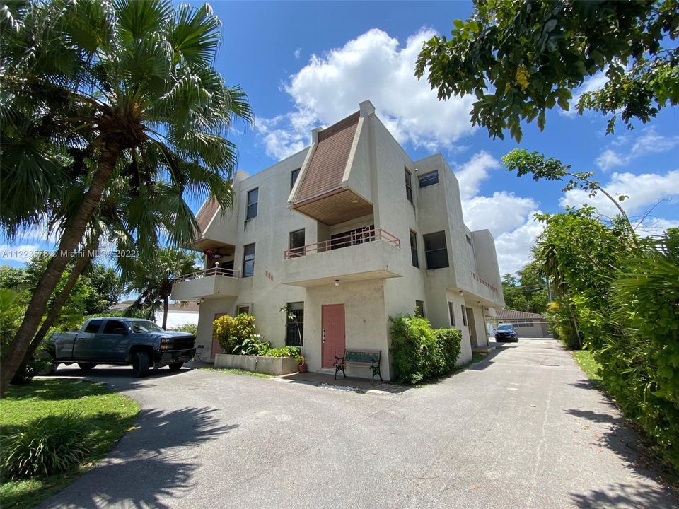 Recently Sold: $300,000 (2 beds, 2 baths, 1310 Square Feet)