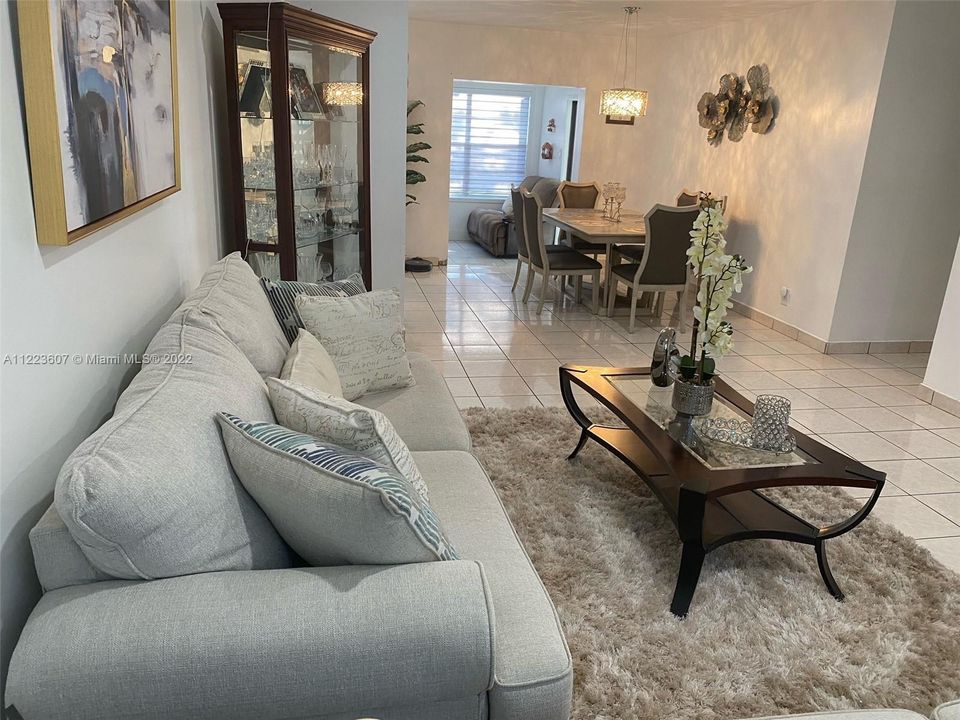 Recently Sold: $450,000 (3 beds, 2 baths, 1368 Square Feet)