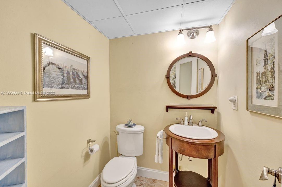 最近售出: $400,000 (1 贝兹, 1 浴室, 910 平方英尺)