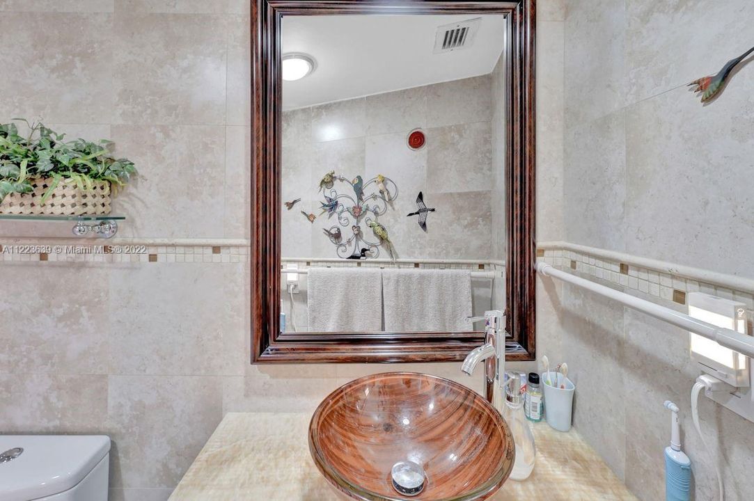 最近售出: $400,000 (1 贝兹, 1 浴室, 910 平方英尺)