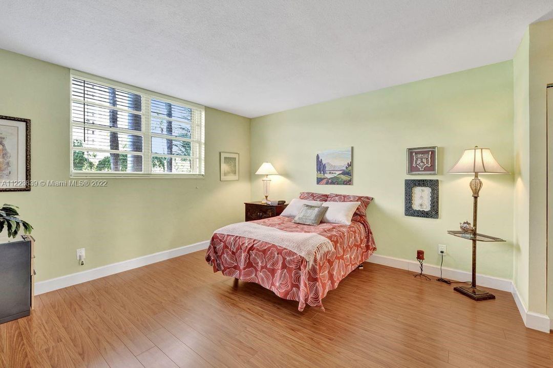 Recently Sold: $400,000 (1 beds, 1 baths, 910 Square Feet)