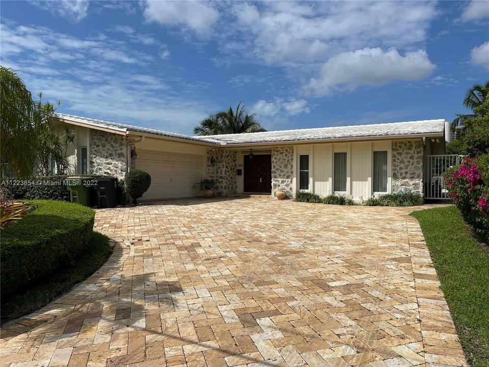 Recently Sold: $2,700,000 (3 beds, 2 baths, 2112 Square Feet)