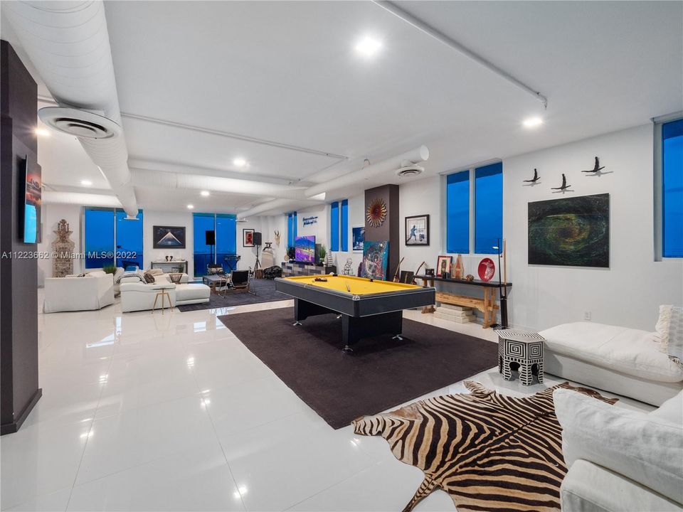 Recently Sold: $3,000,000 (4 beds, 4 baths, 4965 Square Feet)