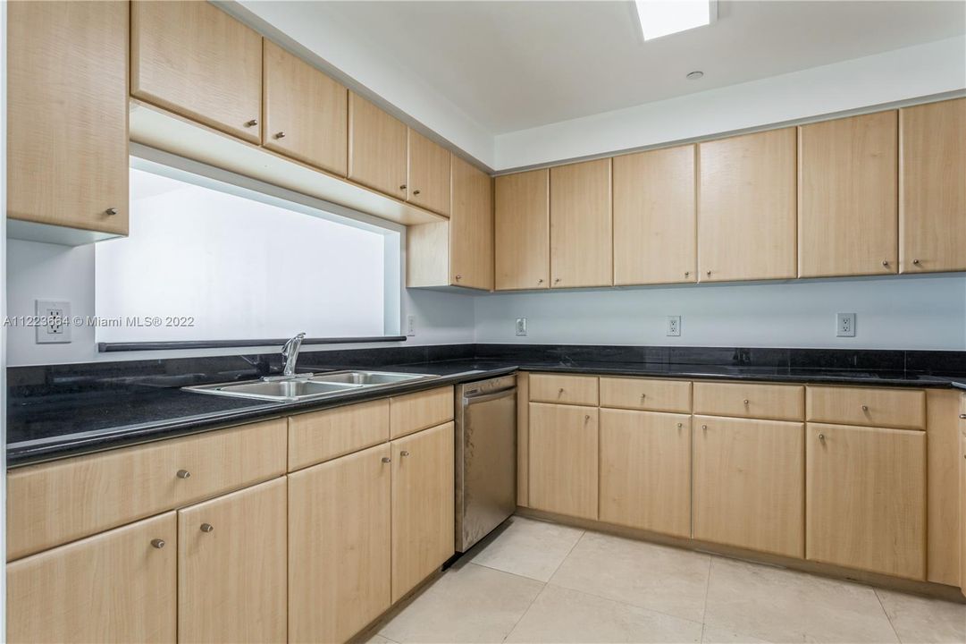 Recently Sold: $450,000 (1 beds, 1 baths, 895 Square Feet)