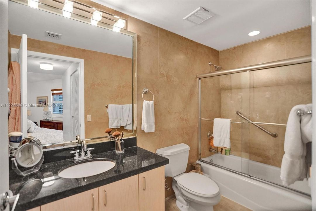 最近售出: $450,000 (2 贝兹, 2 浴室, 930 平方英尺)
