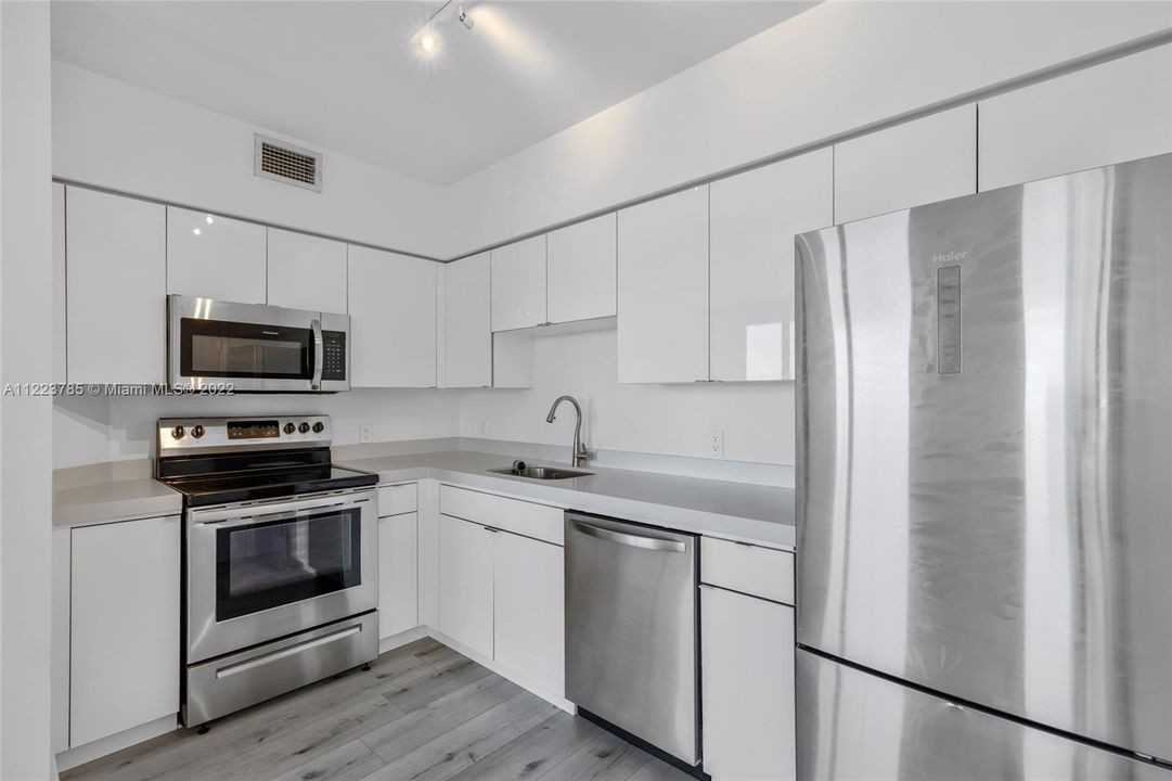 Recently Sold: $569,000 (1 beds, 1 baths, 806 Square Feet)