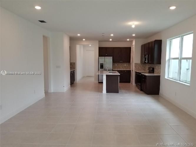 Recently Rented: $3,500 (2 beds, 2 baths, 1890 Square Feet)