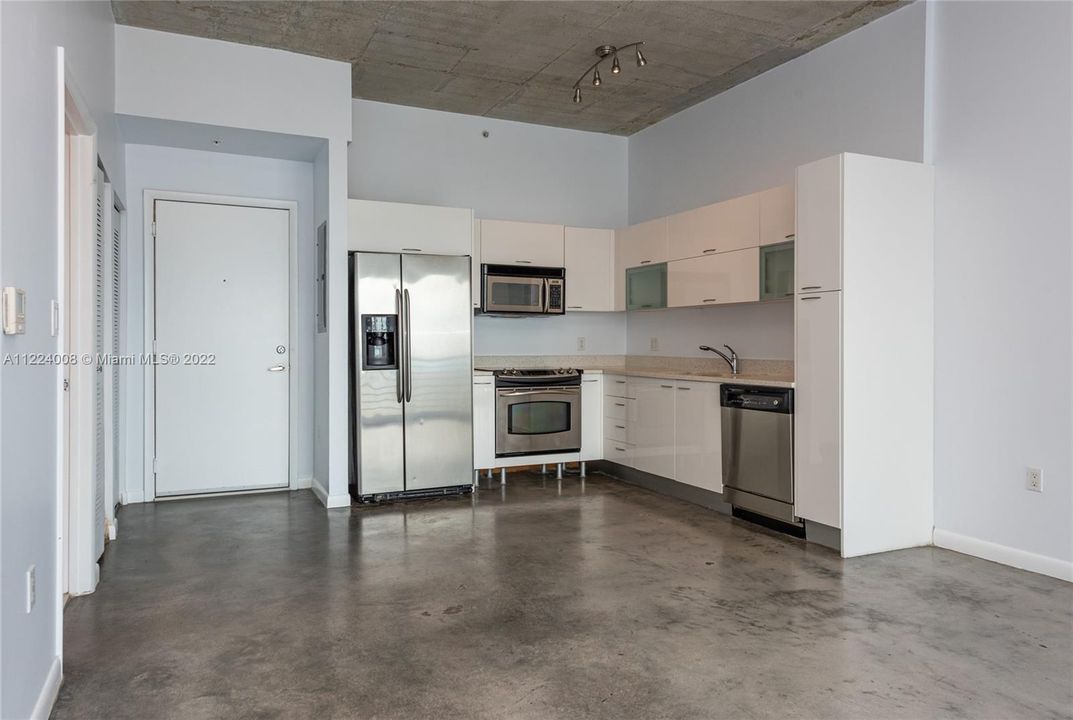 Recently Sold: $330,000 (1 beds, 1 baths, 651 Square Feet)