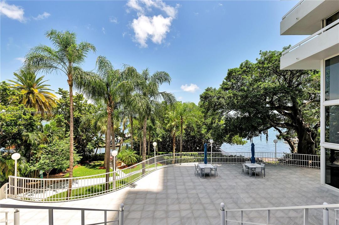 Recently Sold: $1,100,000 (3 beds, 2 baths, 1732 Square Feet)