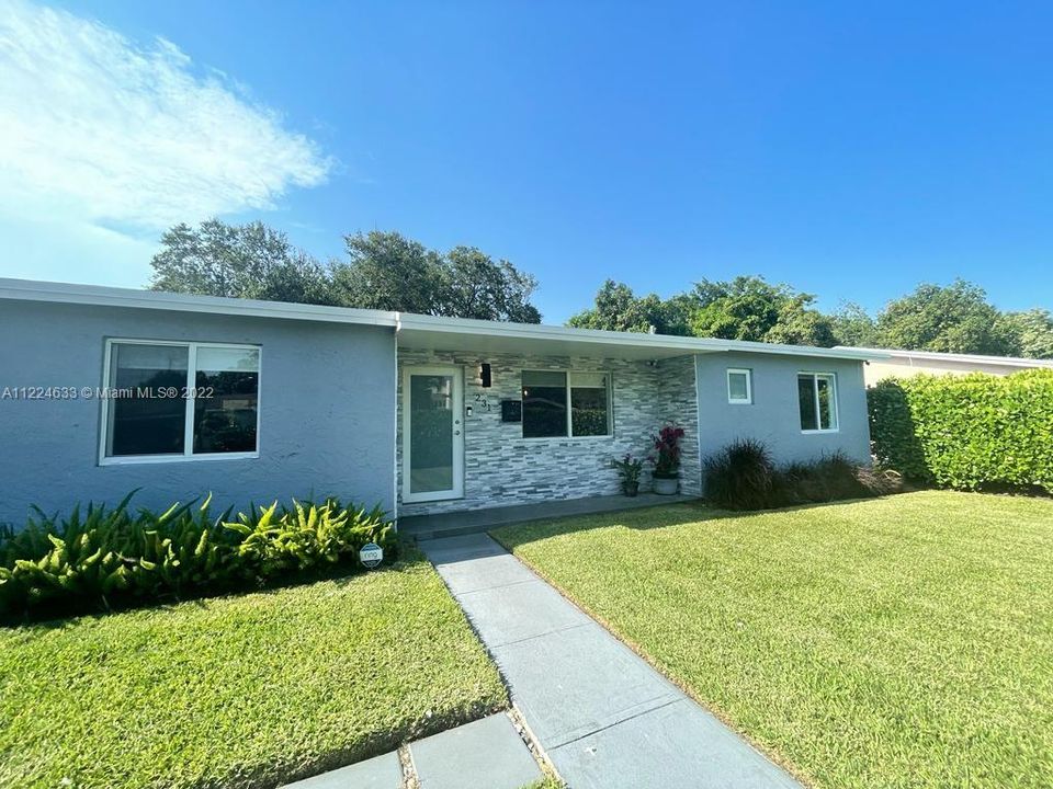 Recently Sold: $995,000 (4 beds, 2 baths, 1218 Square Feet)
