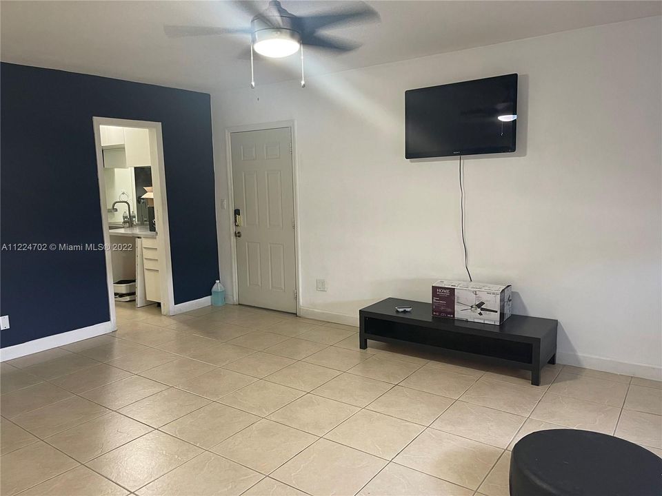 Recently Rented: $1,200 (1 beds, 1 baths, 700 Square Feet)