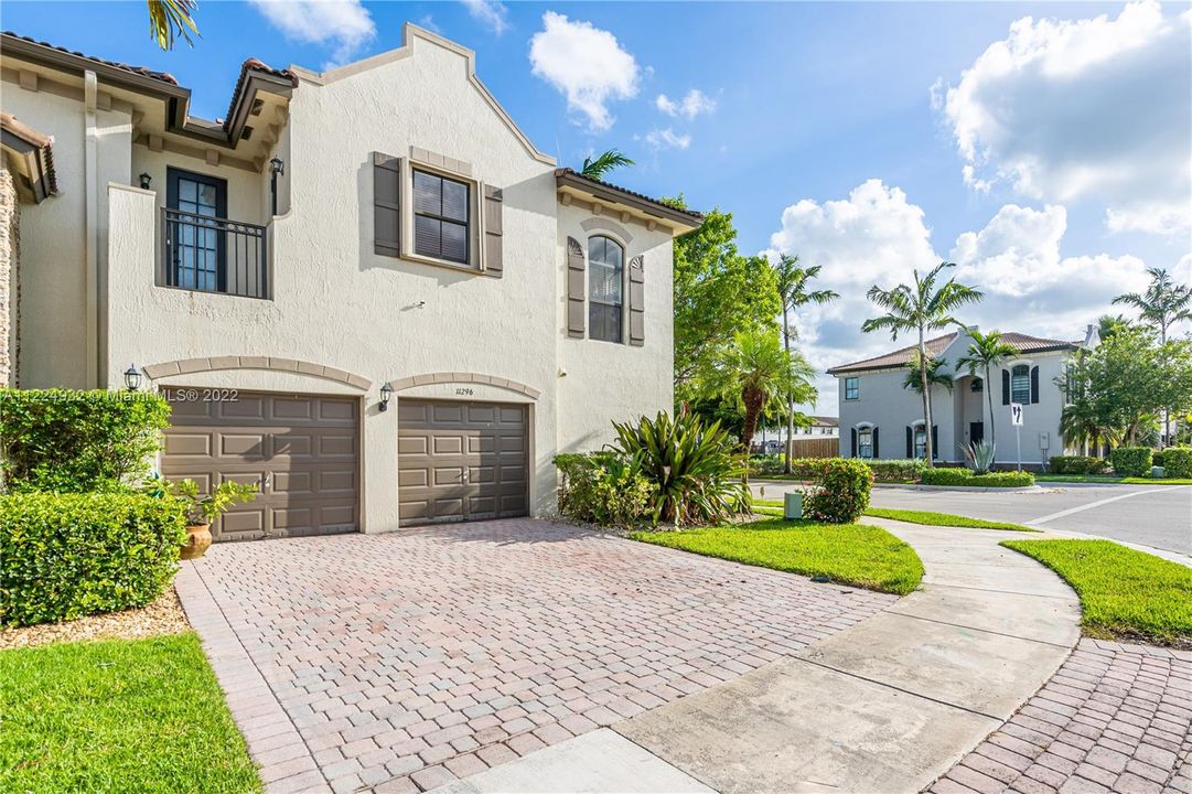 最近售出: $450,000 (4 贝兹, 2 浴室, 0 平方英尺)