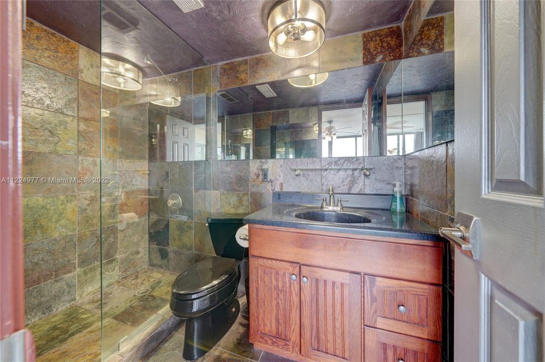 最近售出: $285,000 (2 贝兹, 2 浴室, 1281 平方英尺)