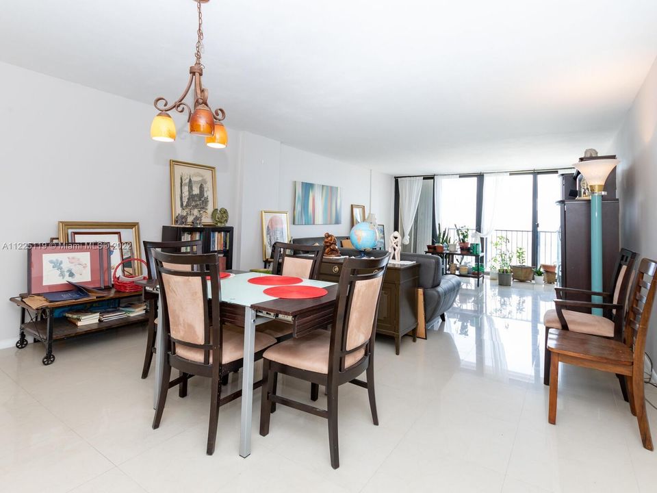Recently Sold: $550,000 (2 beds, 2 baths, 1400 Square Feet)